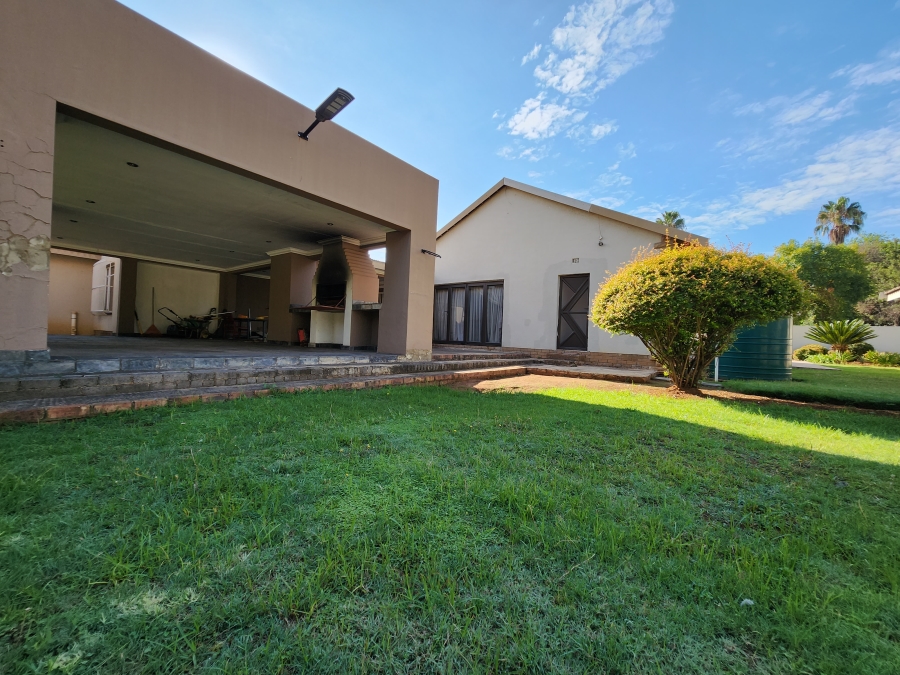 5 Bedroom Property for Sale in Flora Gardens Gauteng