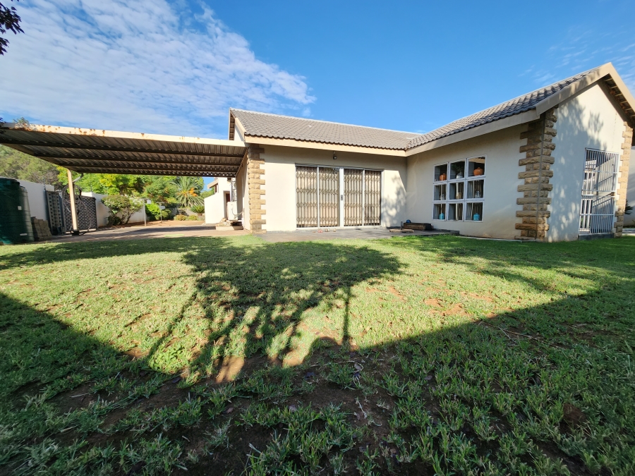 5 Bedroom Property for Sale in Flora Gardens Gauteng