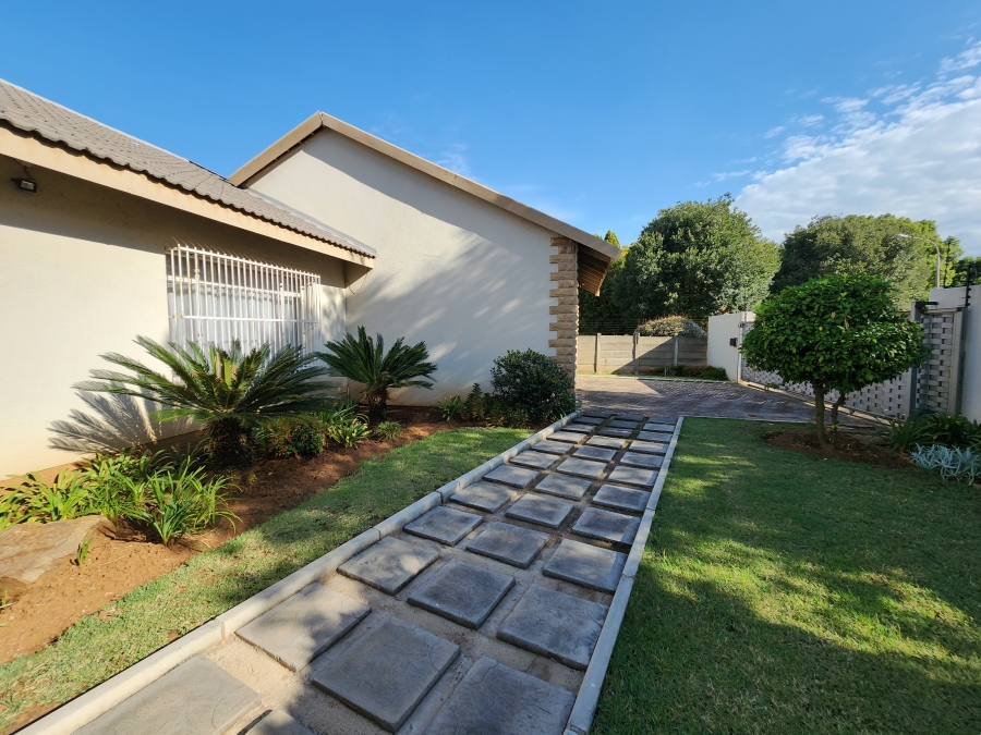5 Bedroom Property for Sale in Flora Gardens Gauteng