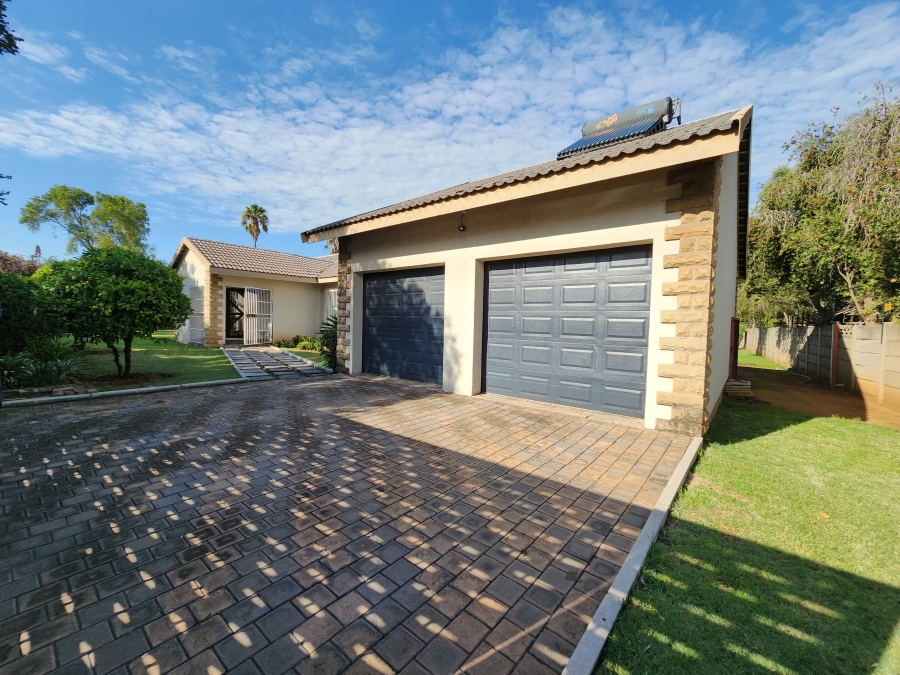 5 Bedroom Property for Sale in Flora Gardens Gauteng