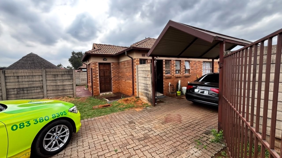 3 Bedroom Property for Sale in Clayville Gauteng