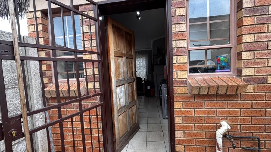 3 Bedroom Property for Sale in Clayville Gauteng