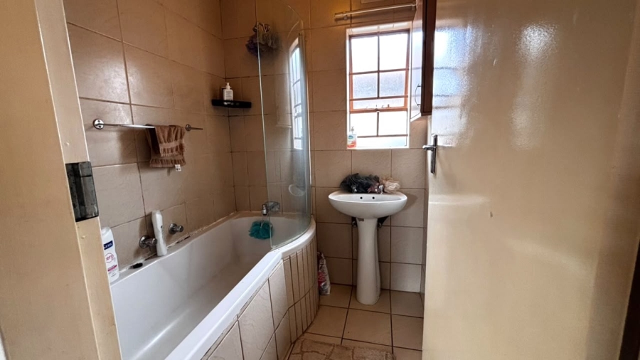 3 Bedroom Property for Sale in Clayville Gauteng