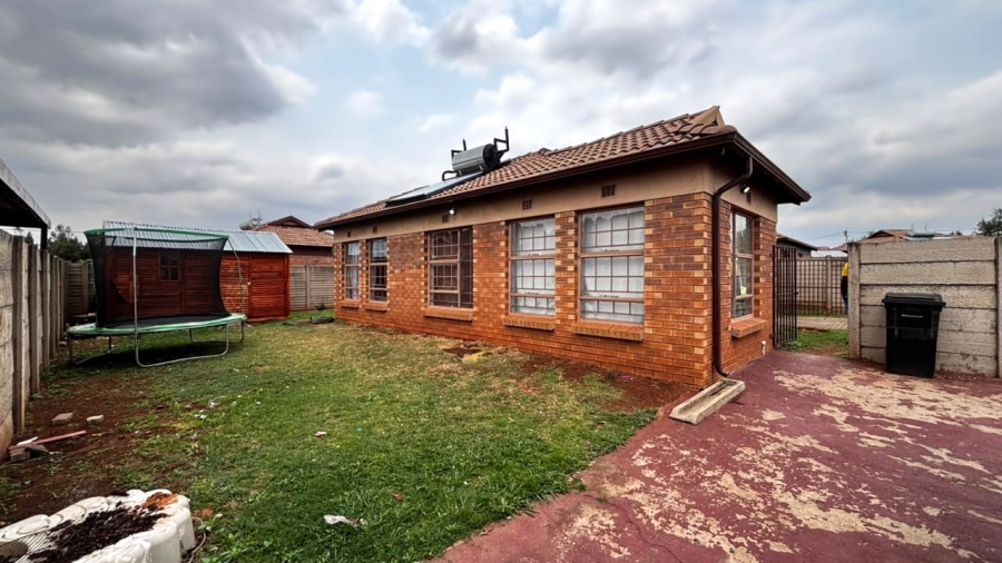 3 Bedroom Property for Sale in Clayville Gauteng