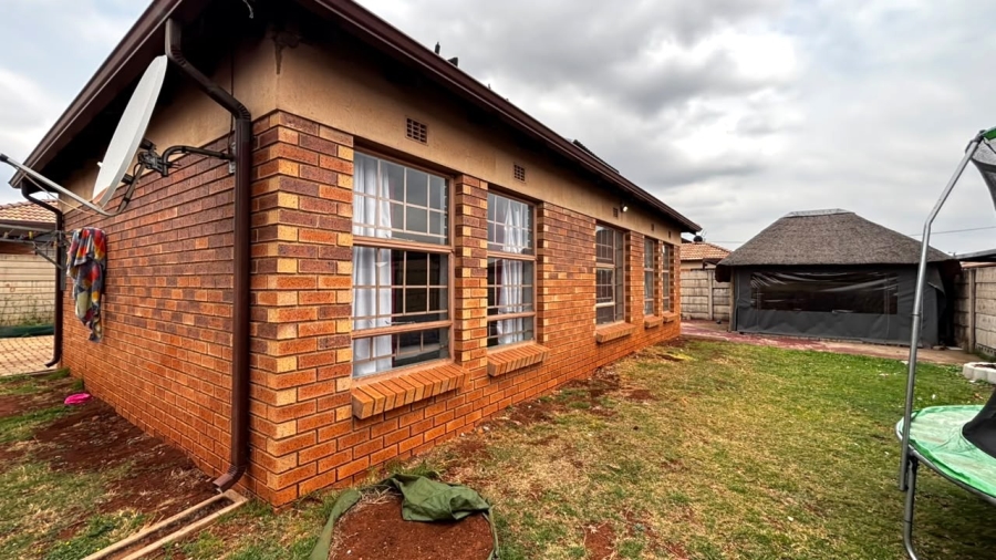 3 Bedroom Property for Sale in Clayville Gauteng