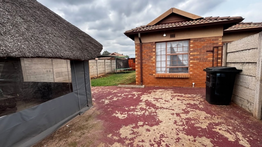 3 Bedroom Property for Sale in Clayville Gauteng