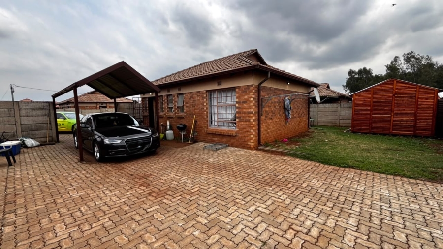 3 Bedroom Property for Sale in Clayville Gauteng