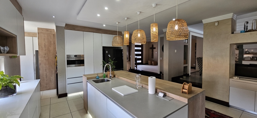 5 Bedroom Property for Sale in Three Rivers Proper Gauteng