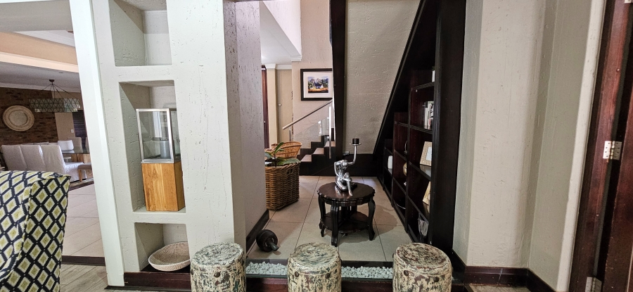 5 Bedroom Property for Sale in Three Rivers Proper Gauteng