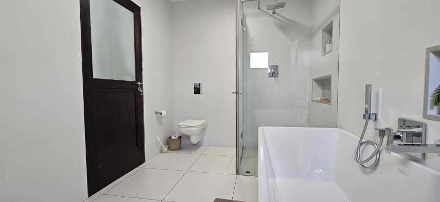 5 Bedroom Property for Sale in Three Rivers Proper Gauteng