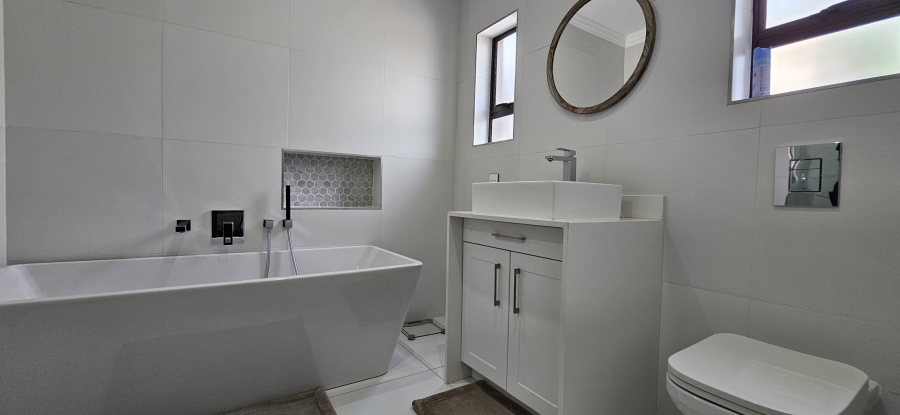 5 Bedroom Property for Sale in Three Rivers Proper Gauteng
