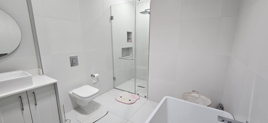 5 Bedroom Property for Sale in Three Rivers Proper Gauteng