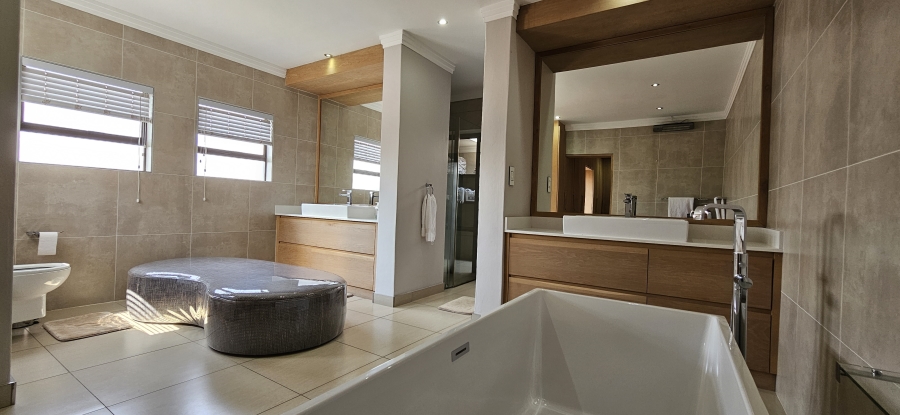 5 Bedroom Property for Sale in Three Rivers Proper Gauteng