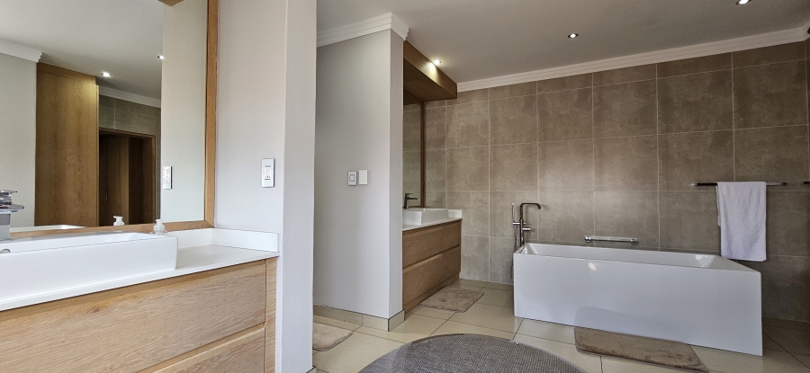 5 Bedroom Property for Sale in Three Rivers Proper Gauteng