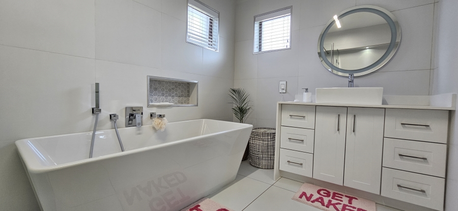 5 Bedroom Property for Sale in Three Rivers Proper Gauteng