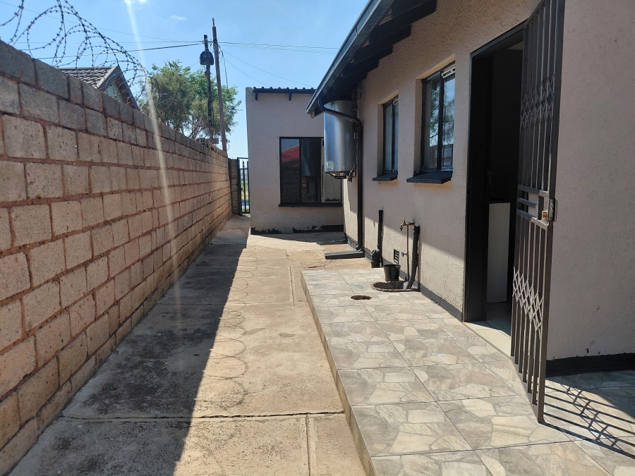 To Let 2 Bedroom Property for Rent in Protea Glen Gauteng