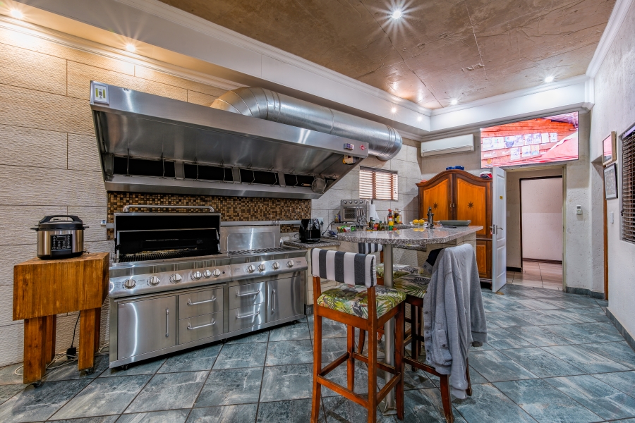 9 Bedroom Property for Sale in Waterkloof Ridge Gauteng