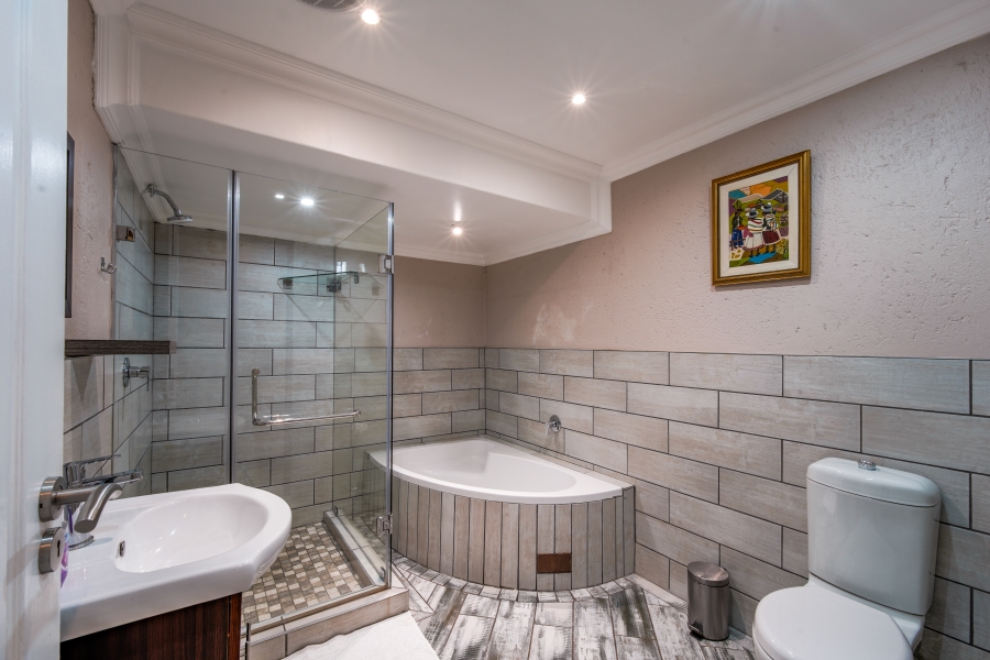 9 Bedroom Property for Sale in Waterkloof Ridge Gauteng