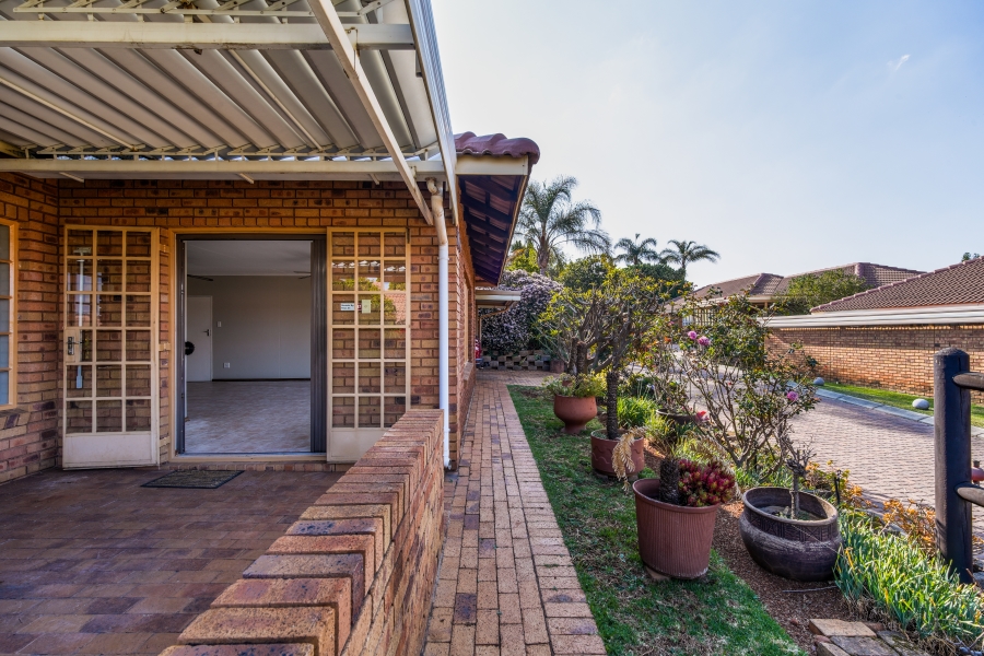 2 Bedroom Property for Sale in Faerie Glen Gauteng