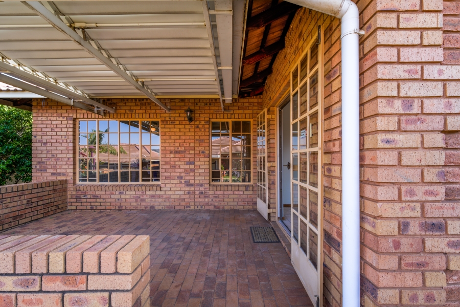 2 Bedroom Property for Sale in Faerie Glen Gauteng