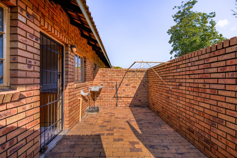 2 Bedroom Property for Sale in Faerie Glen Gauteng