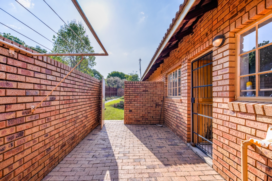 2 Bedroom Property for Sale in Faerie Glen Gauteng