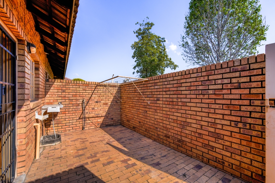 2 Bedroom Property for Sale in Faerie Glen Gauteng