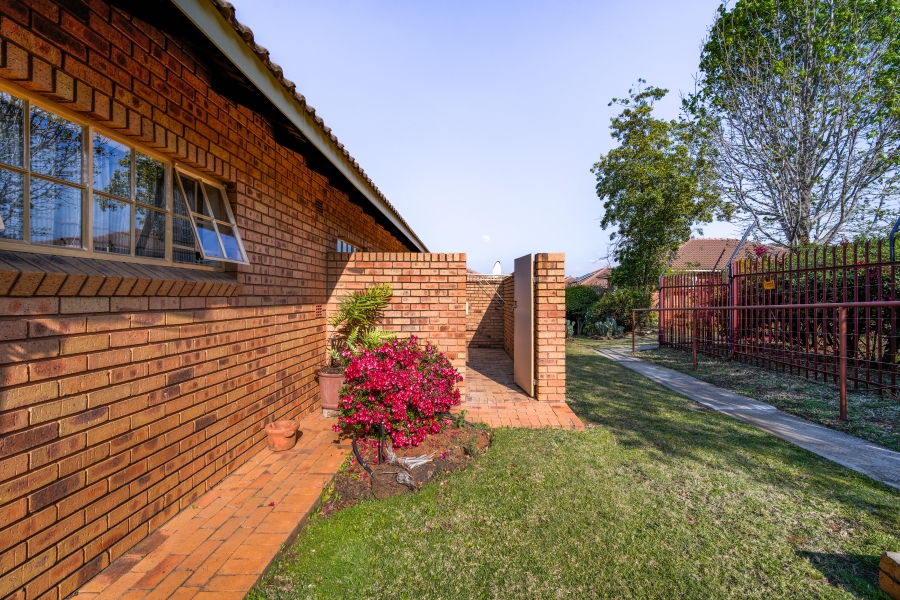 2 Bedroom Property for Sale in Faerie Glen Gauteng