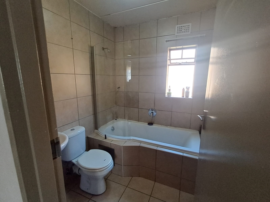 2 Bedroom Property for Sale in Olifantsvlei Gauteng