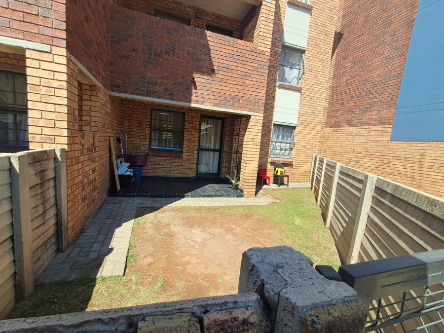 2 Bedroom Property for Sale in Olifantsvlei Gauteng