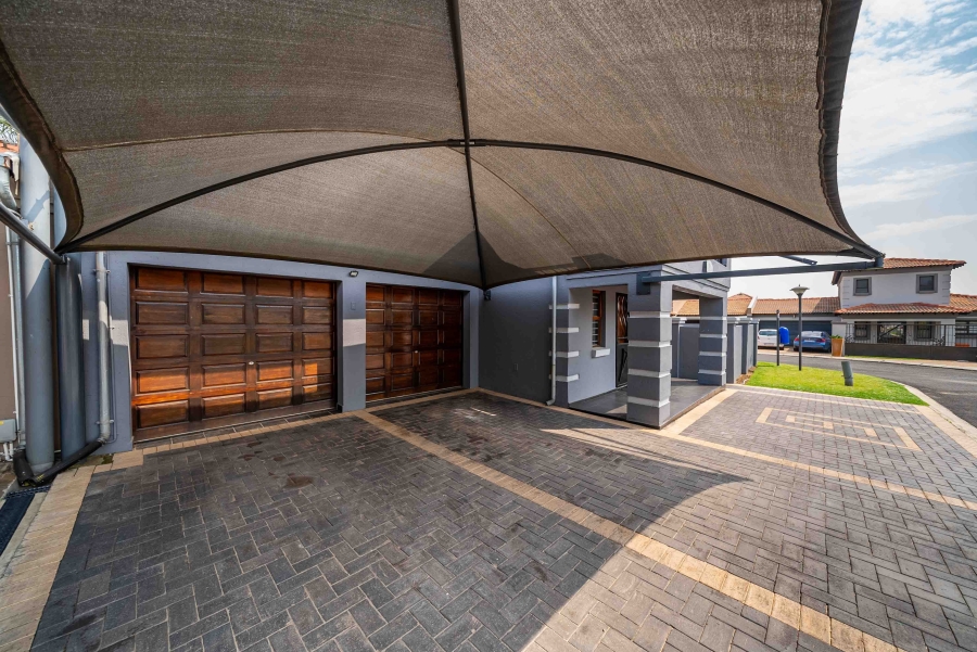 3 Bedroom Property for Sale in Sonneveld Gauteng