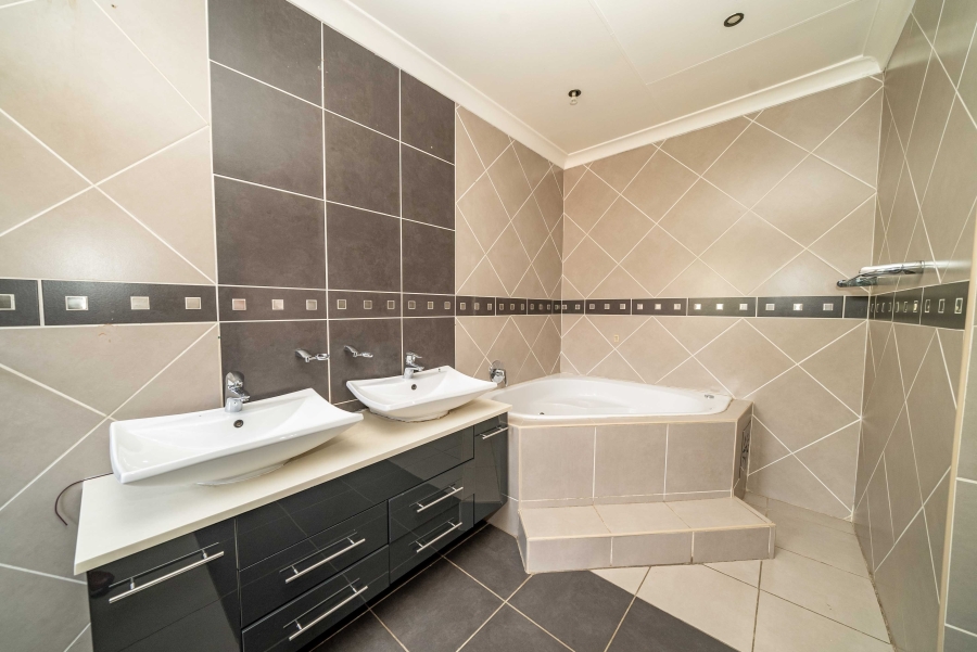 3 Bedroom Property for Sale in Sonneveld Gauteng