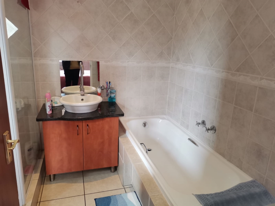 2 Bedroom Property for Sale in Sonneveld Gauteng