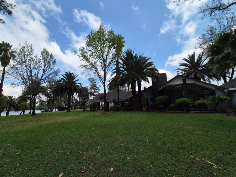 5 Bedroom Property for Sale in Vanwaartshof Gauteng