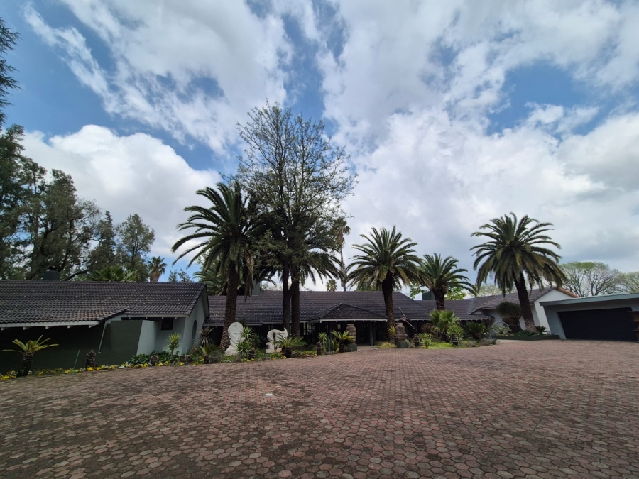 5 Bedroom Property for Sale in Vanwaartshof Gauteng