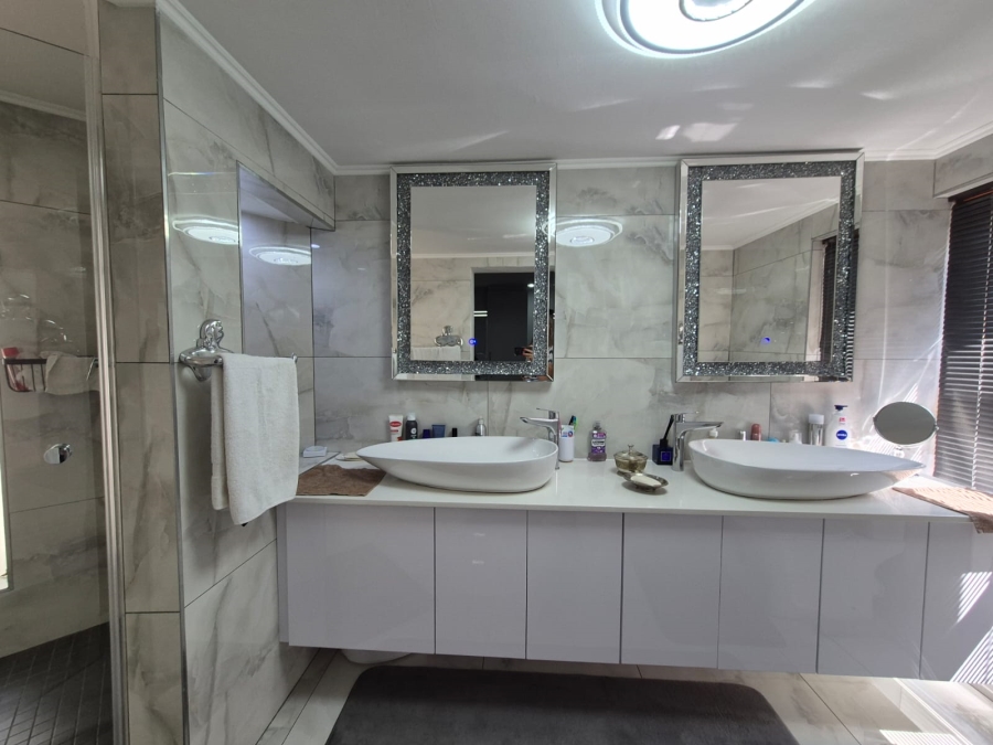 5 Bedroom Property for Sale in Vanwaartshof Gauteng