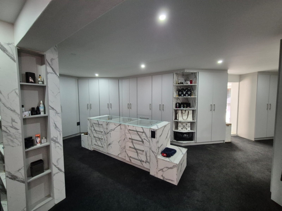 5 Bedroom Property for Sale in Vanwaartshof Gauteng