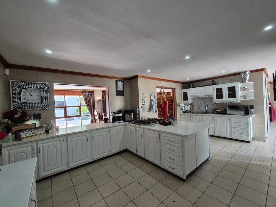 5 Bedroom Property for Sale in Vanwaartshof Gauteng