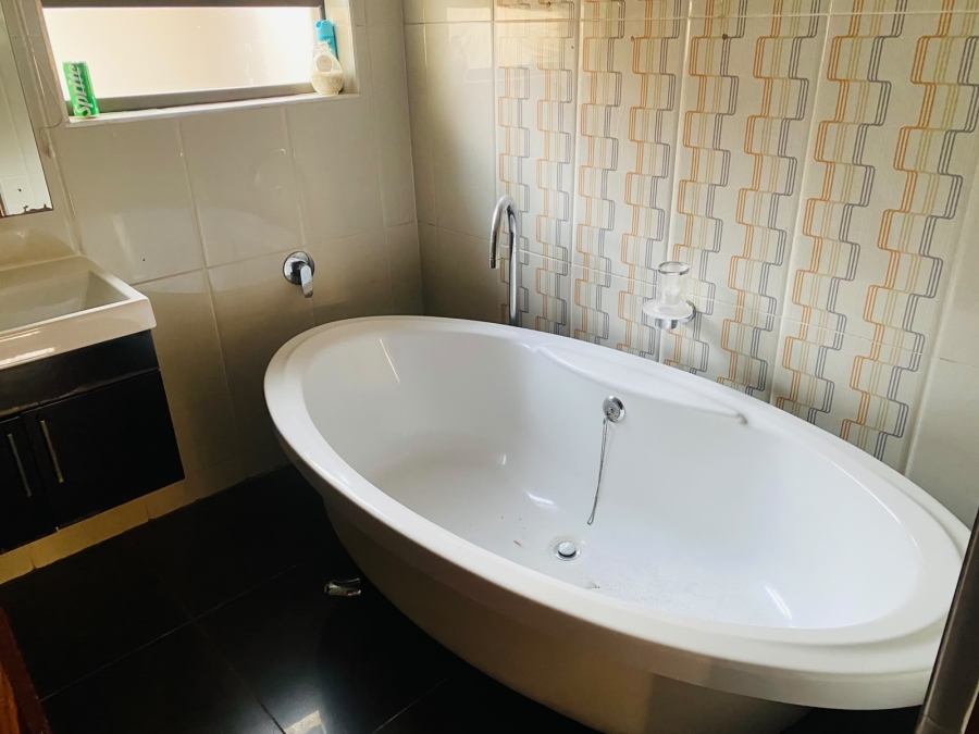 8 Bedroom Property for Sale in Garsfontein Gauteng