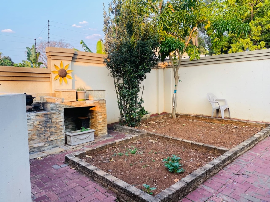 8 Bedroom Property for Sale in Garsfontein Gauteng
