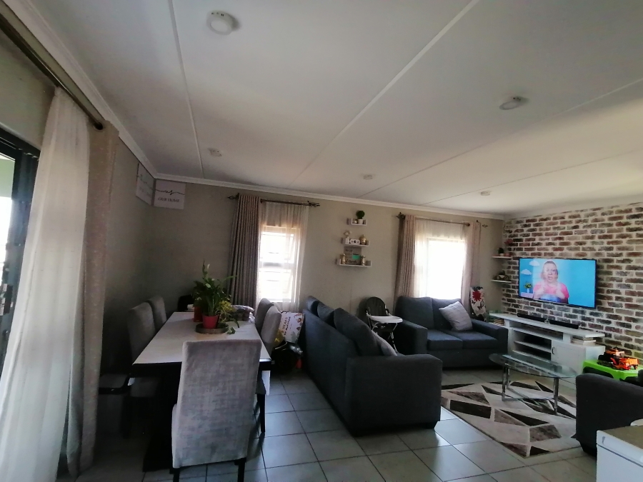 To Let 4 Bedroom Property for Rent in Lotus Gardens Gauteng