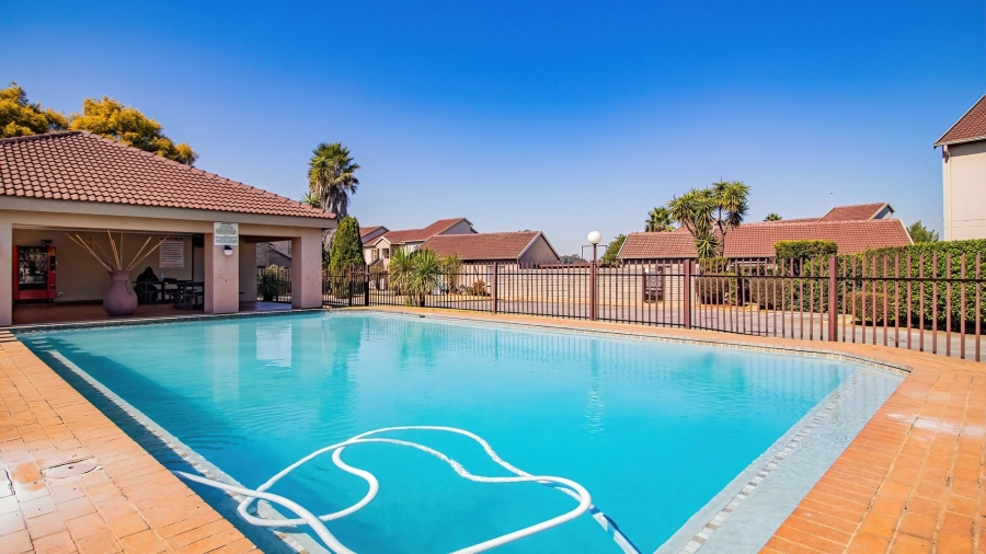 To Let 2 Bedroom Property for Rent in Pomona Gauteng