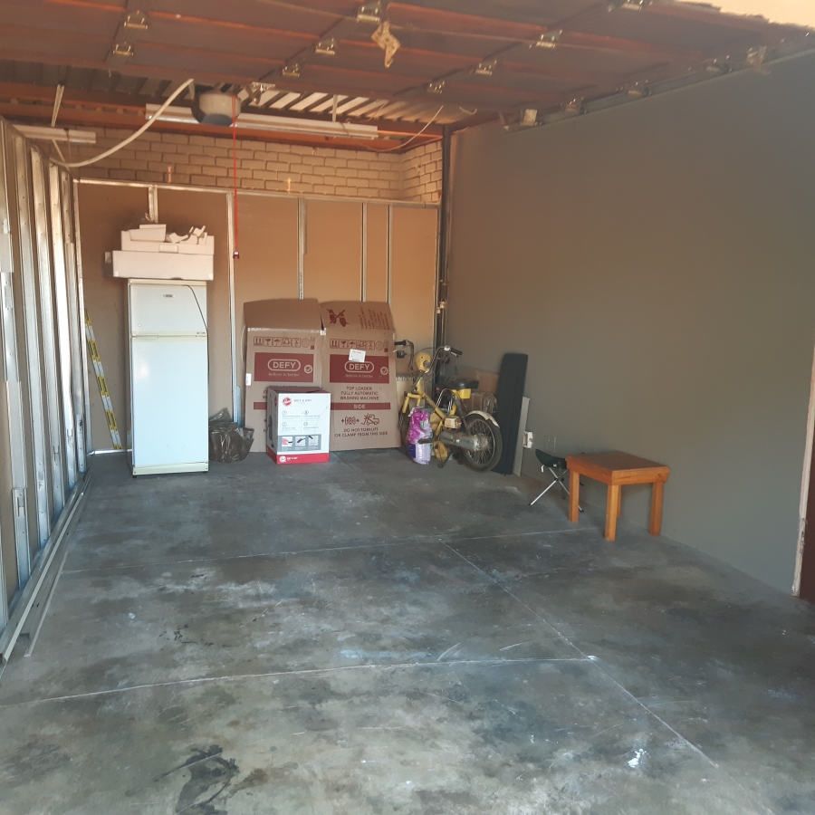 To Let 1 Bedroom Property for Rent in La Montagne Gauteng