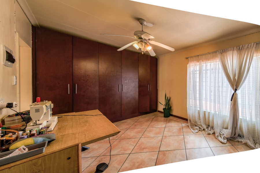 5 Bedroom Property for Sale in Garsfontein Gauteng
