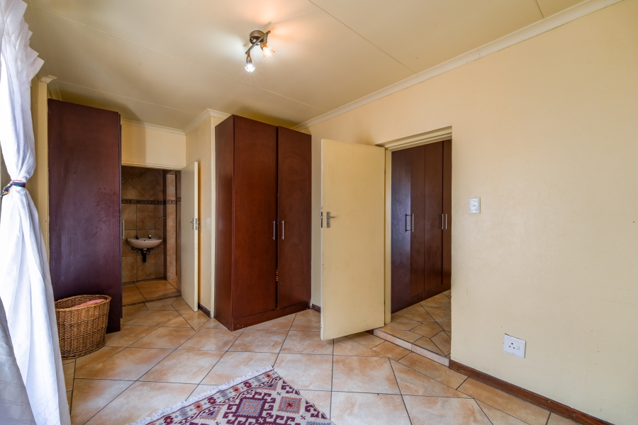 5 Bedroom Property for Sale in Garsfontein Gauteng