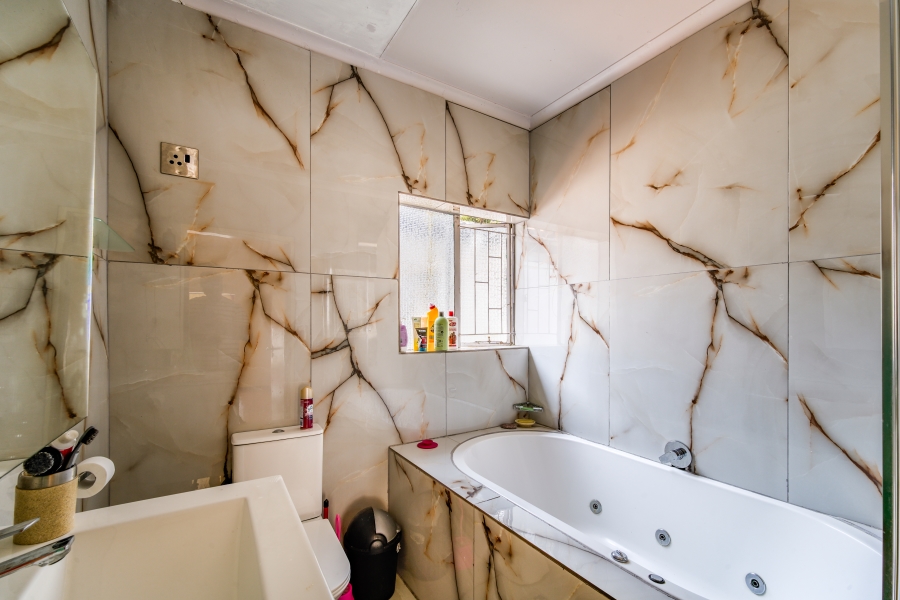 5 Bedroom Property for Sale in Garsfontein Gauteng