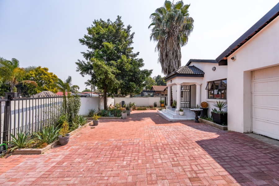 5 Bedroom Property for Sale in Garsfontein Gauteng