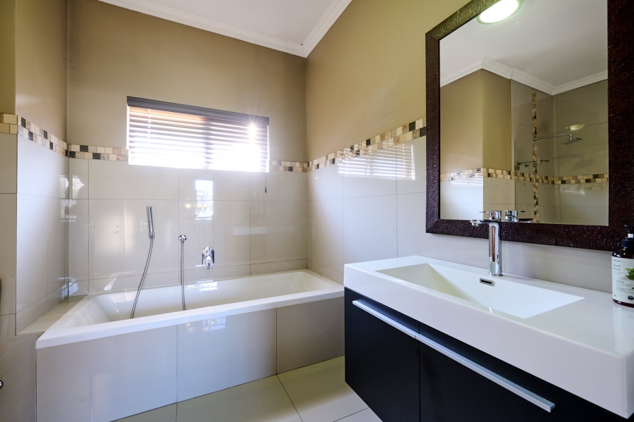 4 Bedroom Property for Sale in Waterfall Country Village Gauteng