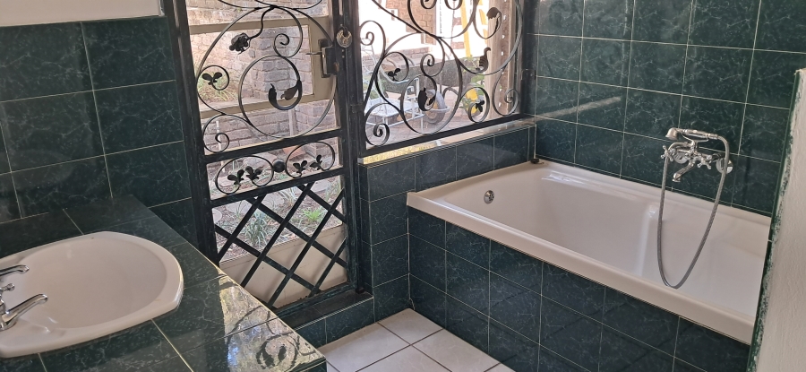To Let 3 Bedroom Property for Rent in Roodekrans Gauteng