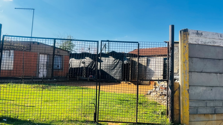1 Bedroom Property for Sale in Etwatwa Gauteng